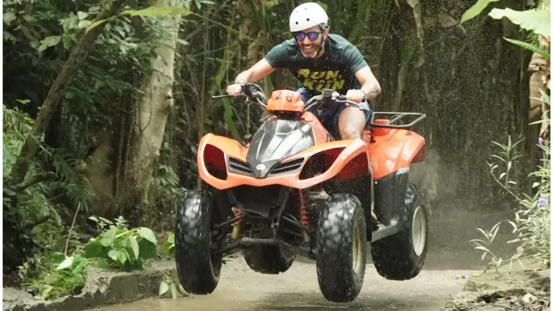 Pista embarrada de ATV en la jungla