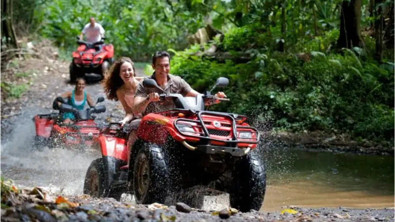 Pilotos de ATV en la jungla de Ubud