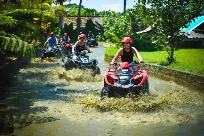 ATV cruzando río en Ubud