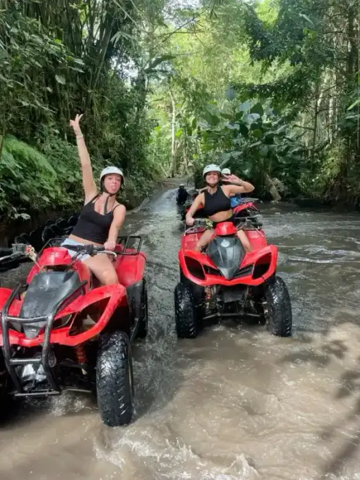 Amigos conduciendo ATVs juntos