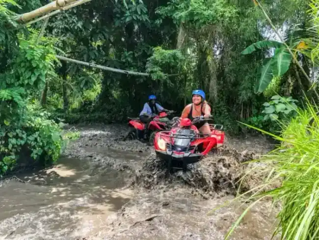 Recorrido en ATV por sendero de jungla