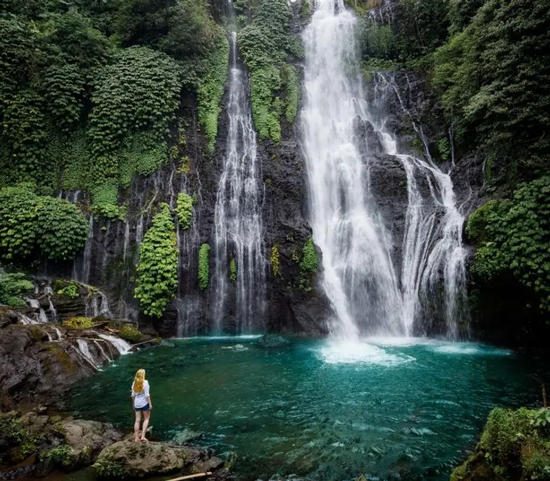 Piscina natural de cascada Banyumala