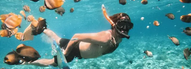 Snorkel en las aguas turquesa de Blue Lagoon