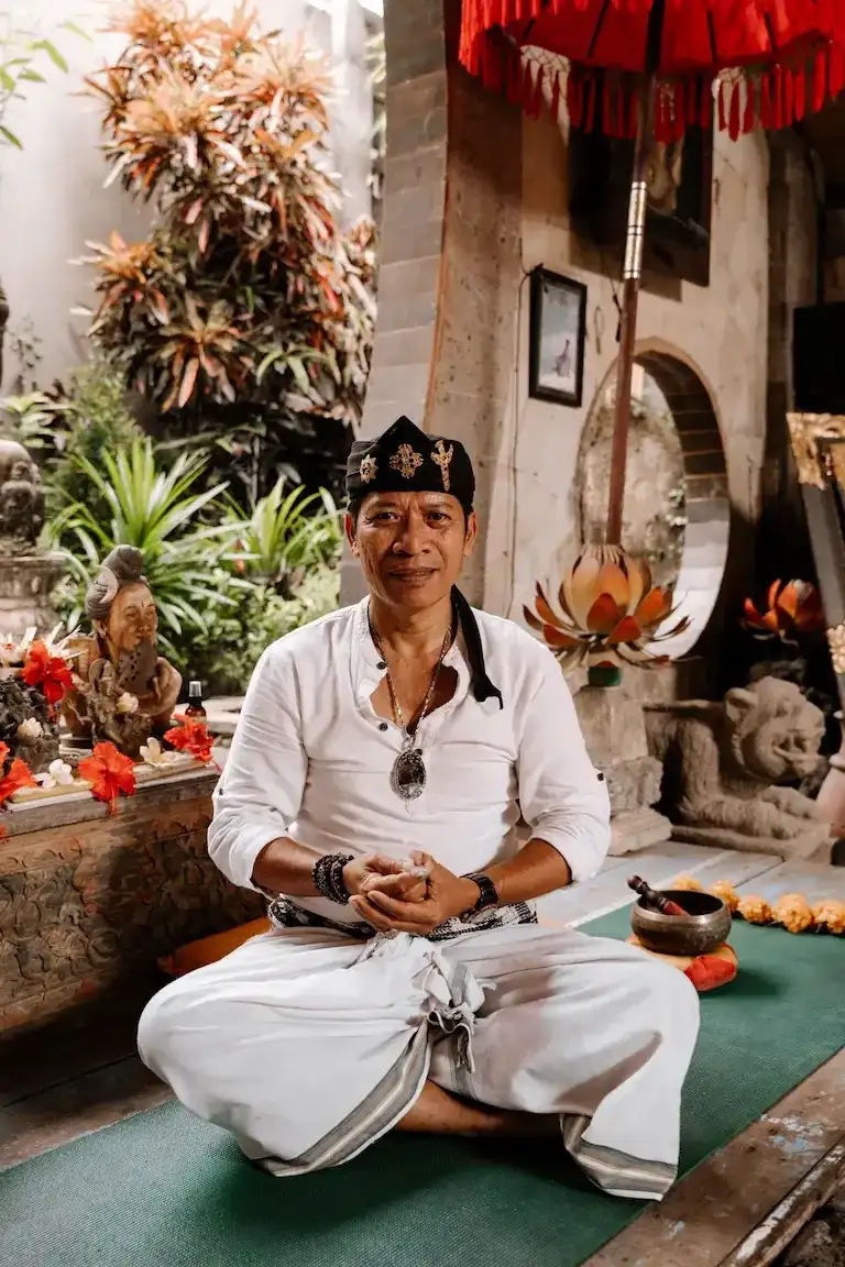 Wayan Rarem durante una ceremonia de sanación