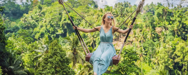 Columpio sobre el valle tropical de Bali