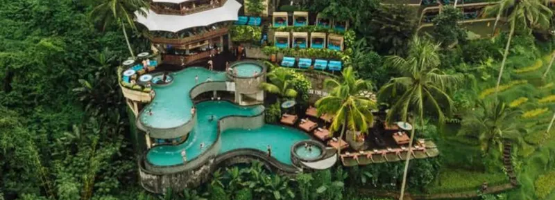 Club en la jungla Cretya Ubud con piscina infinita