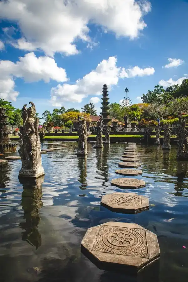 Tallas de piedra en Tirta Gangga