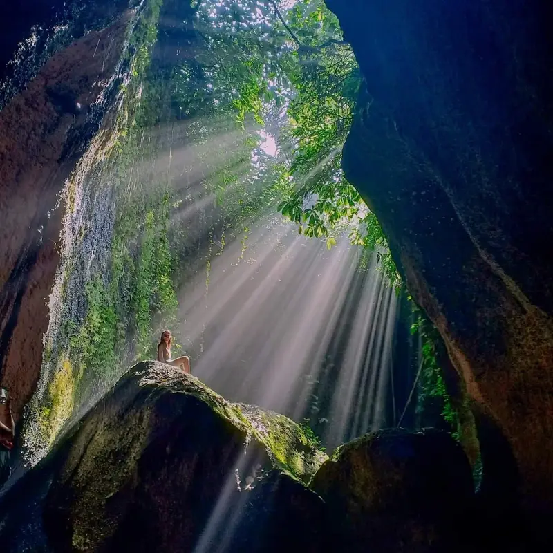 Rayos de luz en la cascada Tukad Cepung