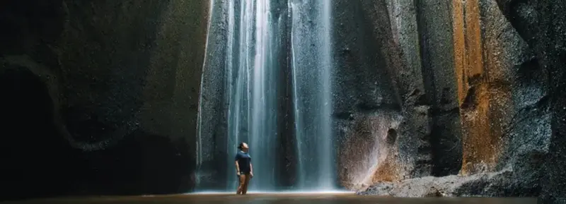 Cascada Tukad Cepung con rayos de luz