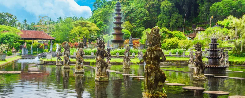 Jardín acuático Tirta Gangga con estanques de koi