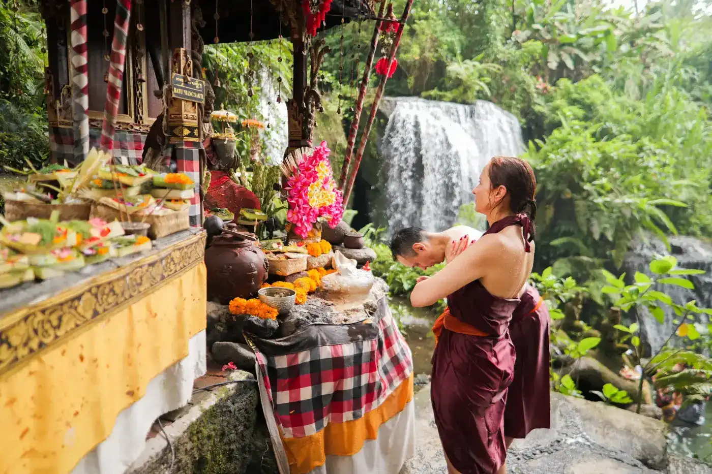 Ritual en un templo sagrado de Bali