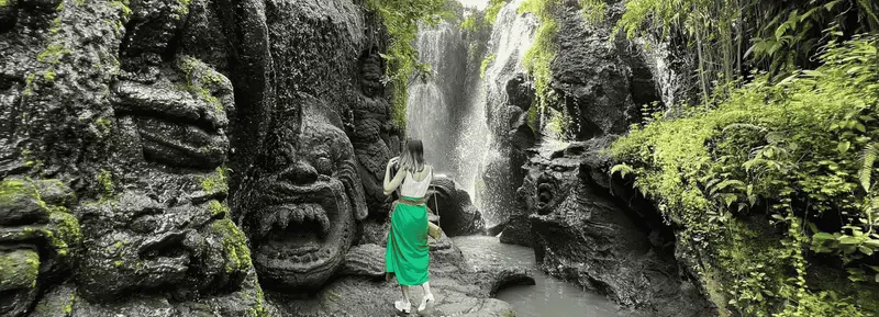 Templo de la cascada sagrada escondido en la jungla balinesa