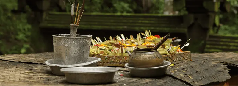 Ritual balinés de ofrendas en el templo sagrado