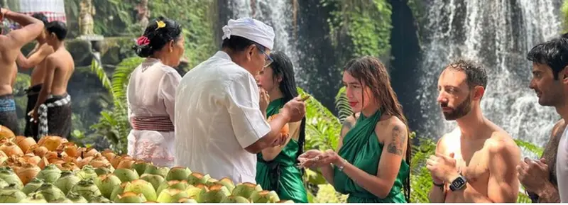 Ceremonia de bendición de agua guiada por un sacerdote balinés