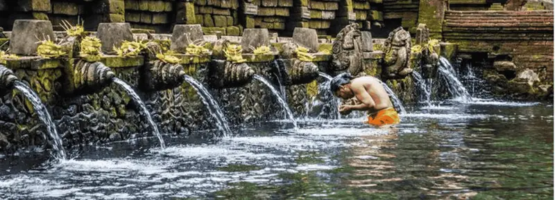 Ritual de purificación en las trece fuentes del templo de los manantiales sagrados