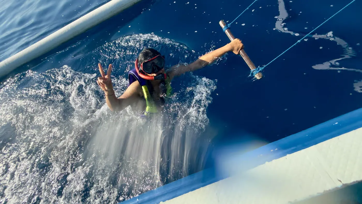 Delfines salvajes y barco privado en Lovina, Bali 9